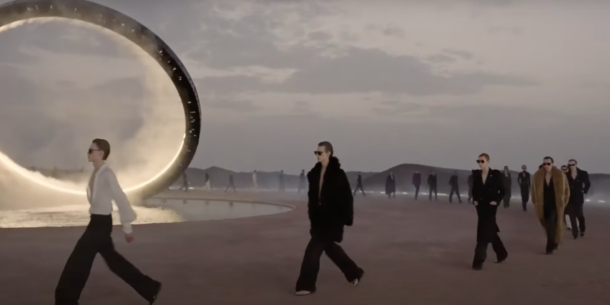 Le désert marocain, scène magique pour la collection SS23 de Saint Laurent