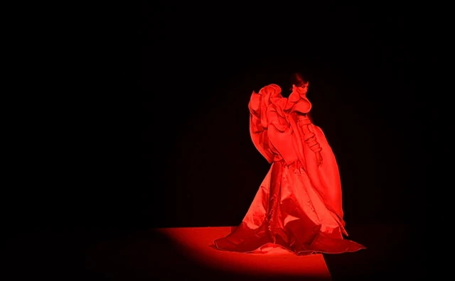Avec Barbara dans la peau, Stéphane Rolland émeut avec ses robes haute couture