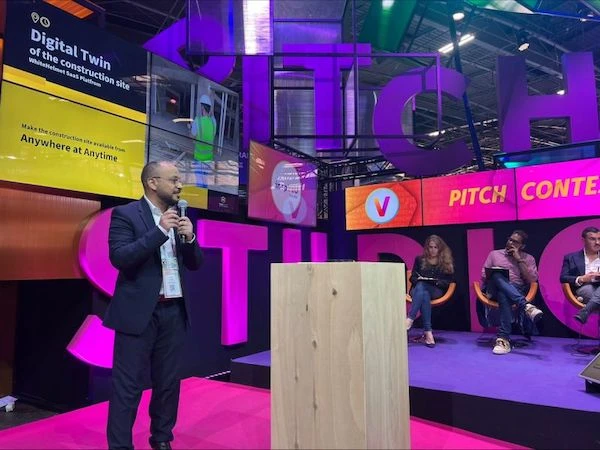 Khalid Alomar explique le fonctionnement de la plateforme WhiteHelmet, à VivaTech, Paris (photo, Khalid Alomar, LinkedIn)