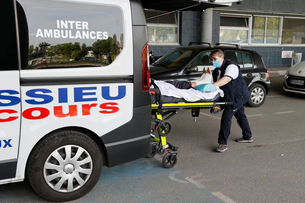 Une femme de 75 ans et son petit-fils de 8 mois se noient dans une piscine