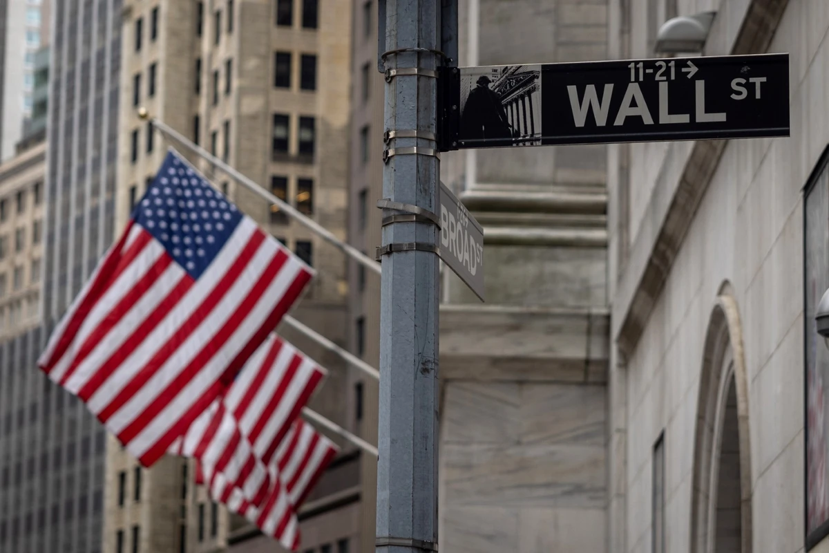 Wall Street ouvre en recul après de fortes créations d'emplois