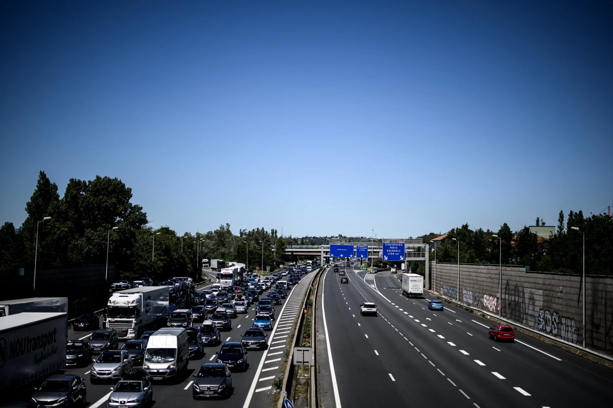 Vacances: plus de 800 km de bouchons sur les routes au pic du trafic