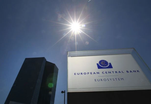 L'euro se stabilise face au dollar après la réunion de la BCE