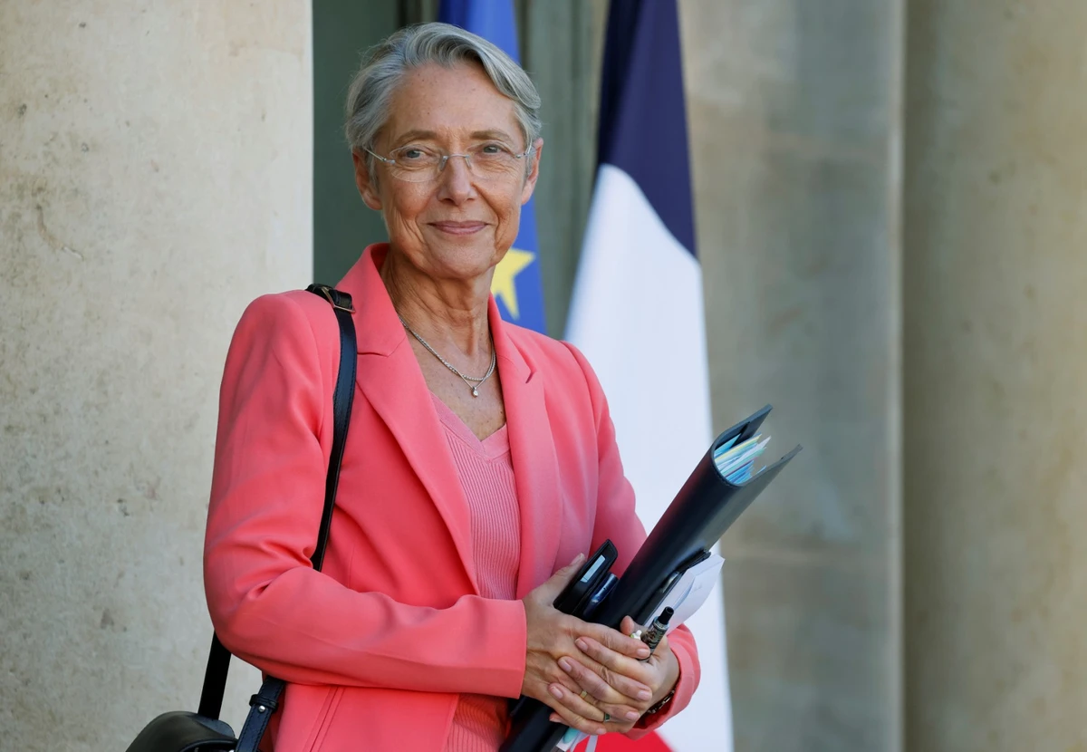 Borne dévoile son projet sans vote, au risque d'enflammer les débats