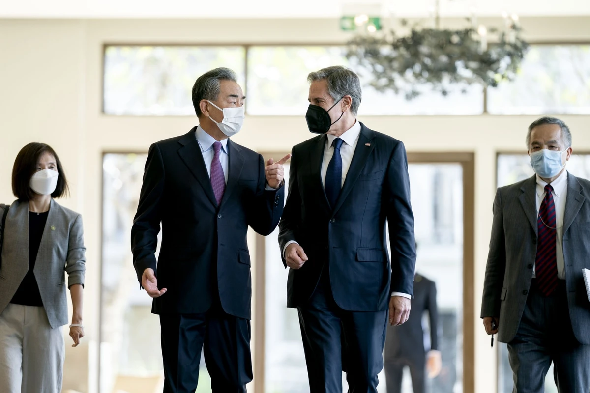 Le secrétaire d'État américain Antony Blinken (à droite) et le ministre chinois des Affaires étrangères Wang Yi s'entretiennent avant une réunion à Nusa Dua, sur l'île balnéaire indonésienne de Bali, le 9 juillet 2022. (Photo, Pool/ AFP)