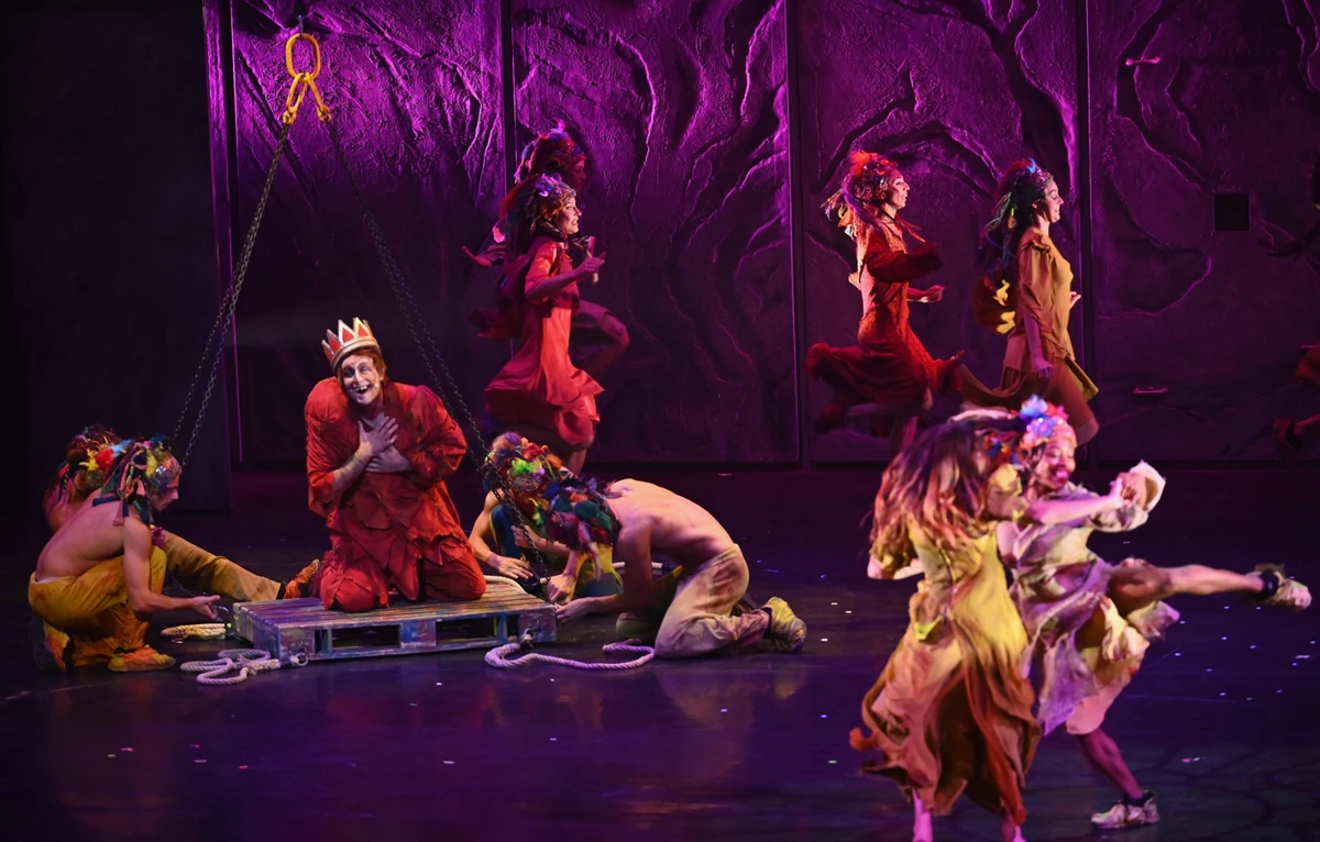 Le chanteur italien Angelo Del Vecchio dans le rôle de Quasimodo, se produit sur scène lors de «Notre Dame De Paris» au David H. Koch Theatre au Lincoln Center le 13 juillet 2022 à New York. (Photo par ANGELA WEISS / AFP)