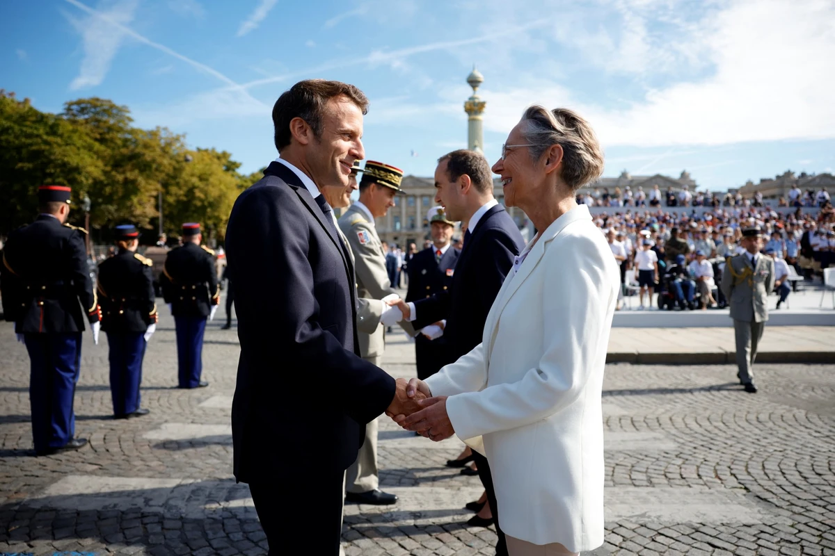 Popularité: Macron et Borne stables en juillet