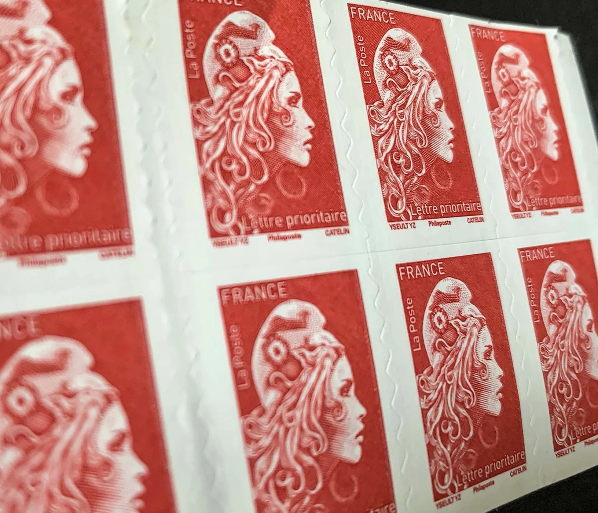 La Poste enterre le timbre rouge traditionnel, qui se dématérialise