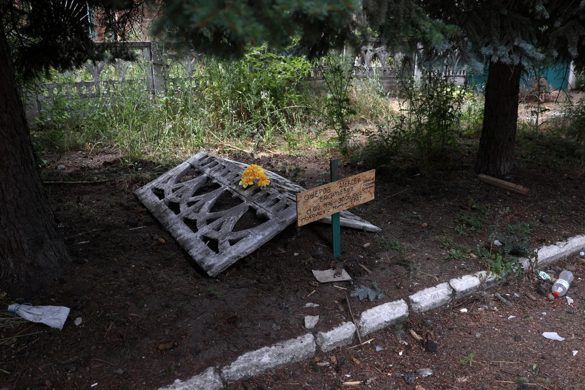 Ukraine: à Siversk, une tombe creusée sur le trottoir