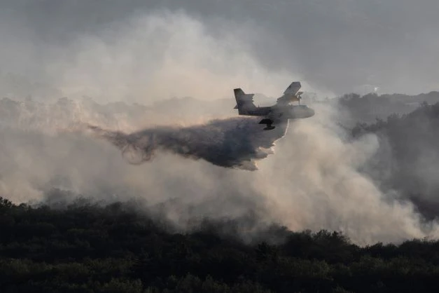 France: reprise du feu dans le sud-est, un suspect reconnait les faits