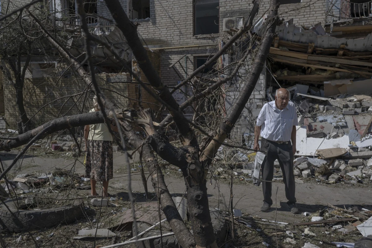 Ukraine: Moscou et Kiev s'accusent du bombardement d'une prison, premier chargement de céréales