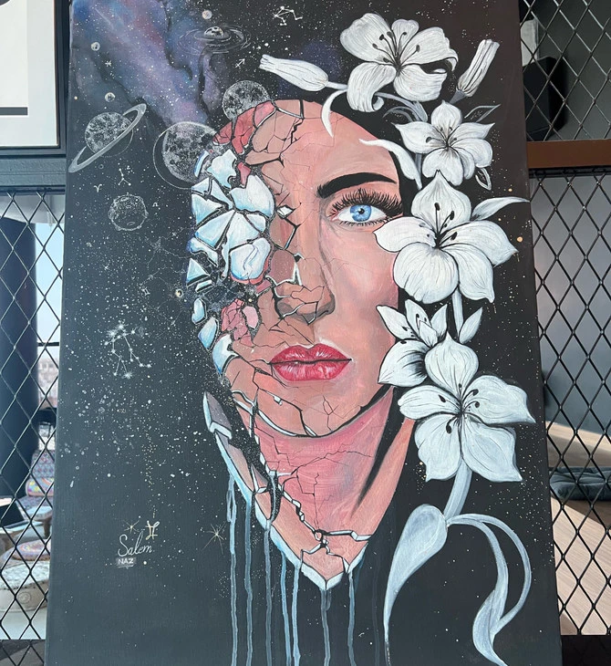 Un artiste saoudien dessine des portraits sur des gobelets en papier