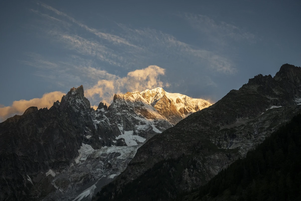 Un glacier en surchauffe s'effondre dans les Alpes italiennes, au moins six morts