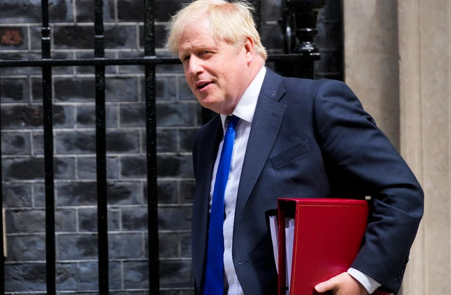 De plus en plus isolé, Boris Johnson se bat pour sa survie