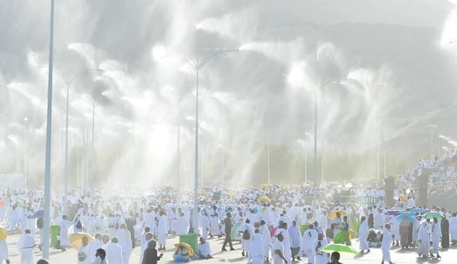 Les autorités et les bénévoles aident les pèlerins du Hajj à se rafraîchir