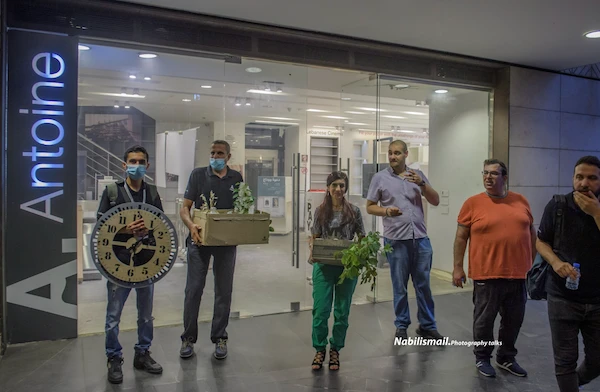 Les employés sortent les derniers éléments de décor... et l'horloge arrêtée depuis le 4 août 2020 à 18:08 (photo, Nabil Ismail)