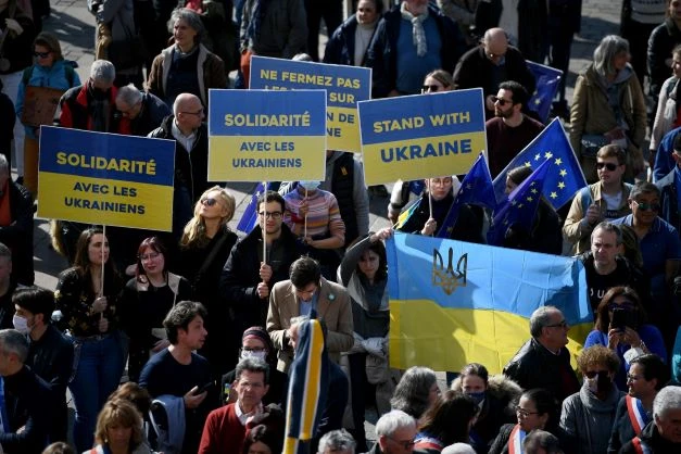 Manifestation d'ONG à Paris pour l'accueil de migrants sans-abri dans les centres pour les Ukrainiens