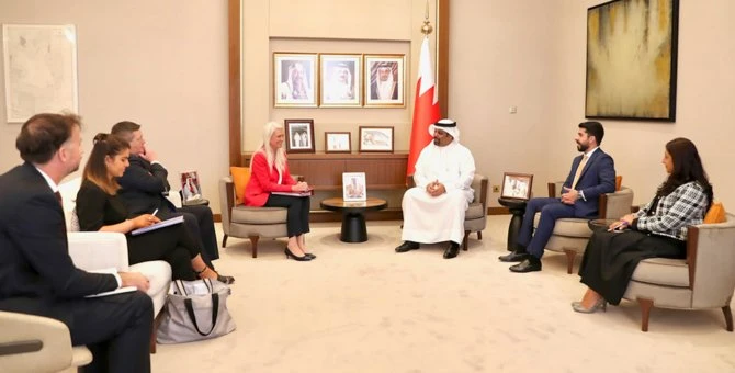 Le ministre souligne l'importance de continuer à développer le partenariat entre Bahreïn et le Royaume-Uni