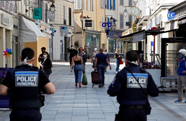 A Paris, premières amendes pour les commerces climatisés gardant porte ouverte