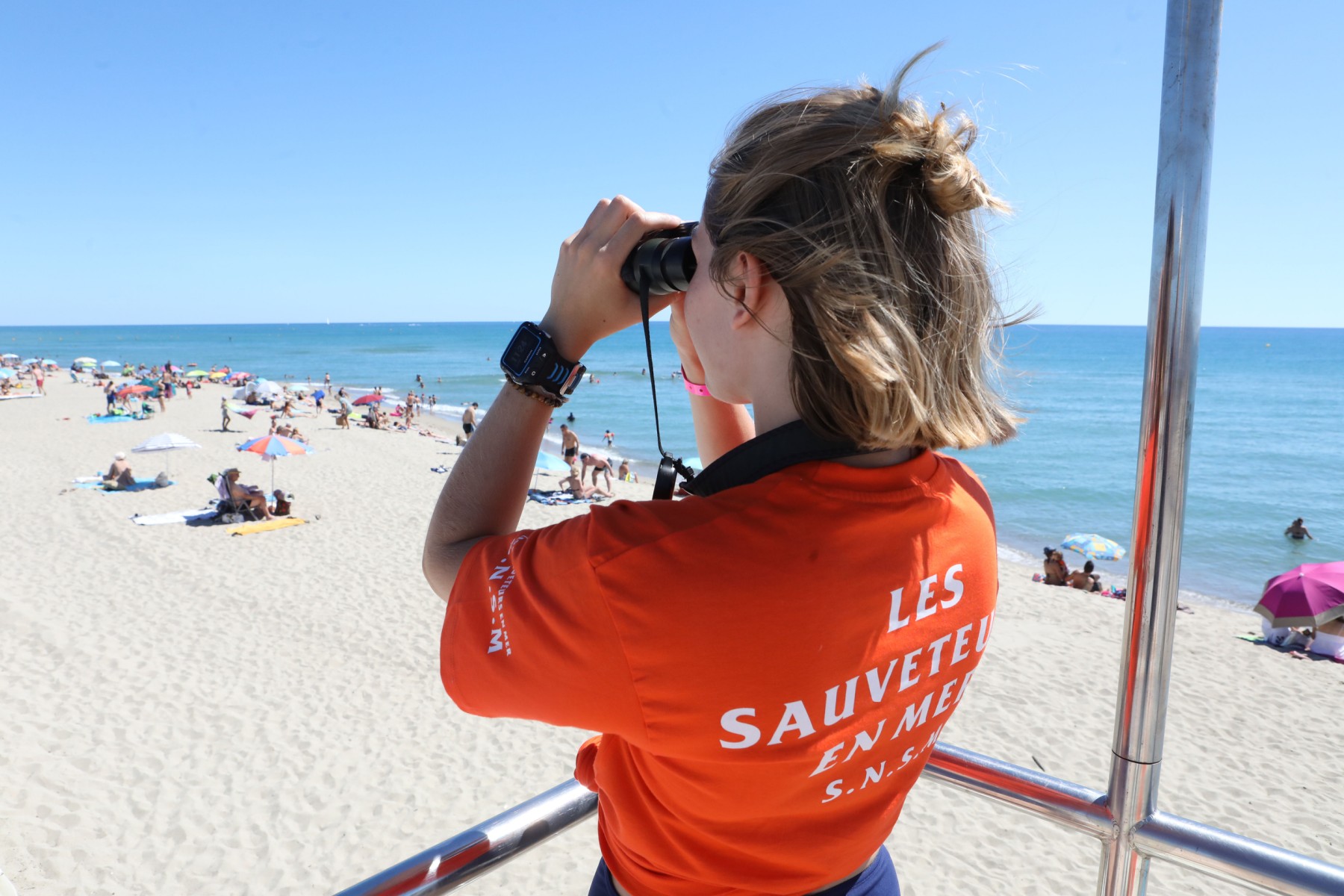En plein été, les bassins manquent de maîtres-nageurs