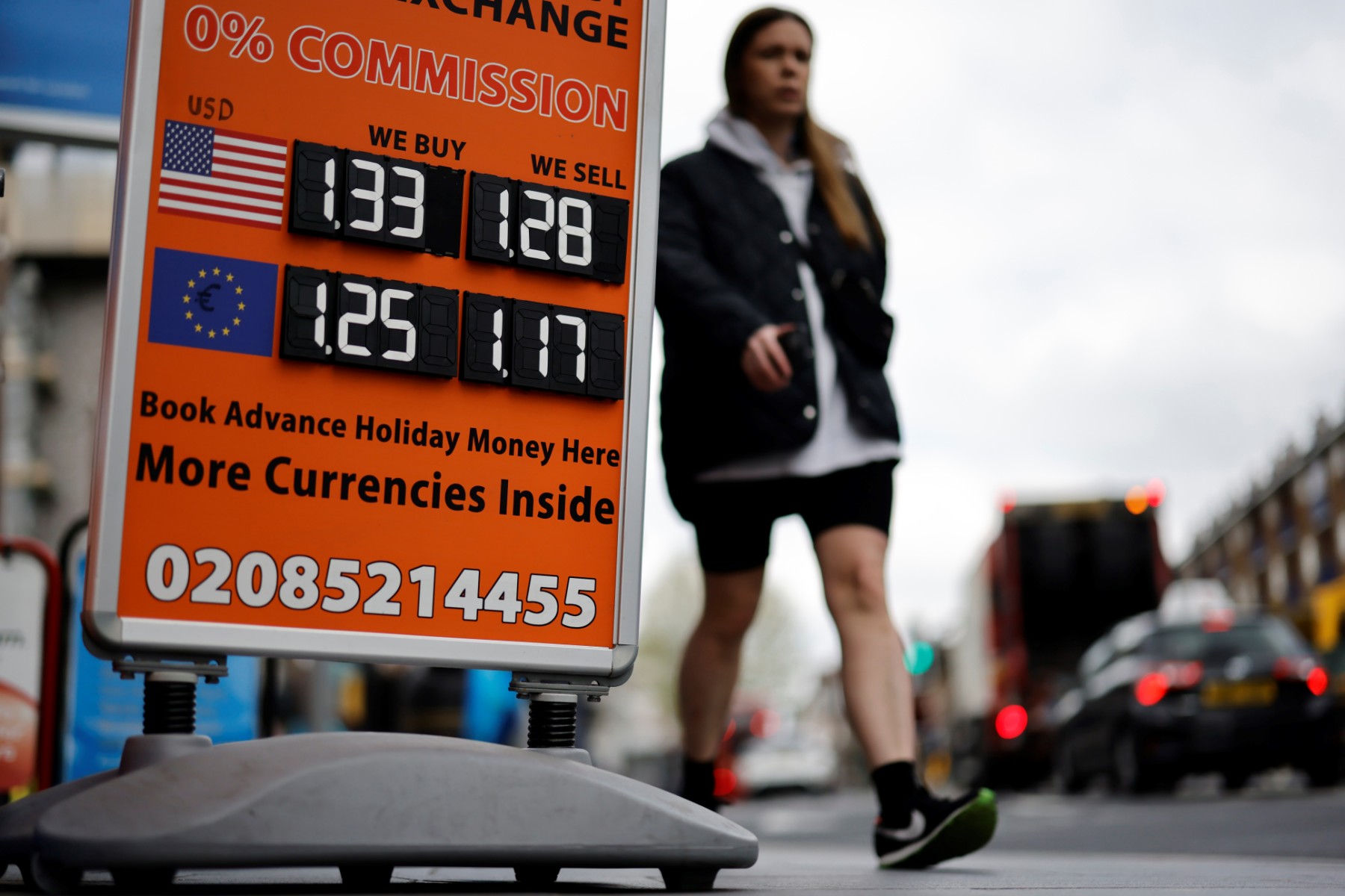 Le dollar, dopé par la détermination de la Fed, repasse brièvement au-dessus d'un euro