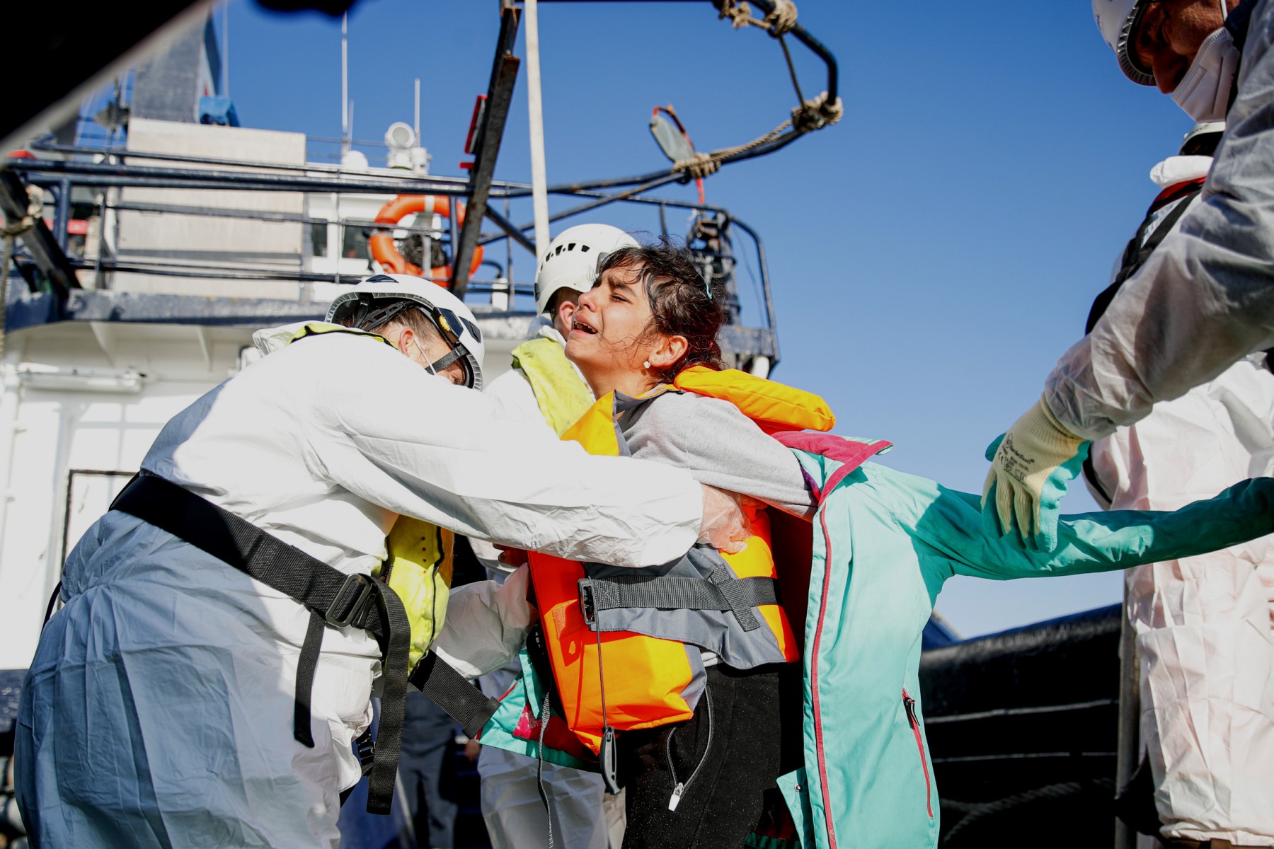 L'Ocean Viking attend un «port sûr» en Méditerranée pour débarquer 466 migrants secourus