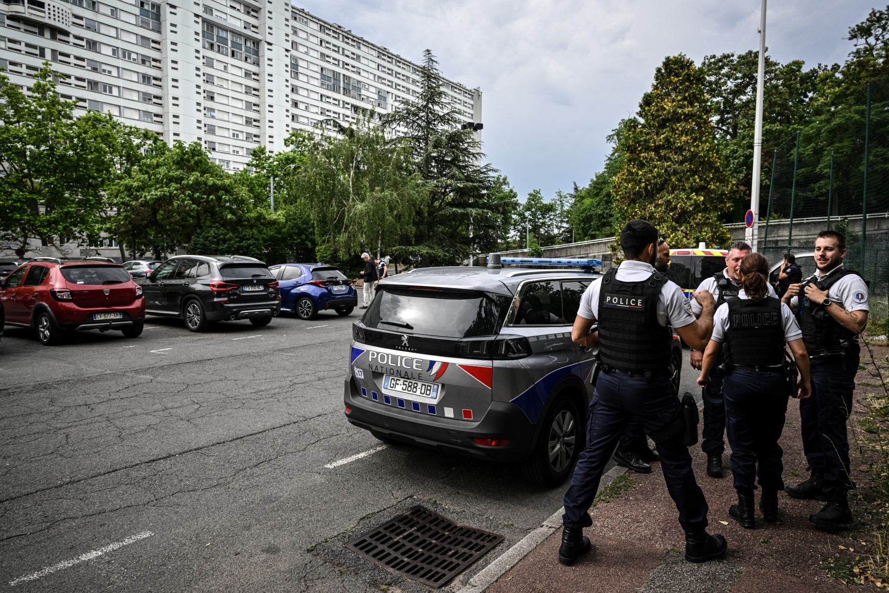 Tirs policiers: un mort et un homme entre la vie et la mort près de Lyon