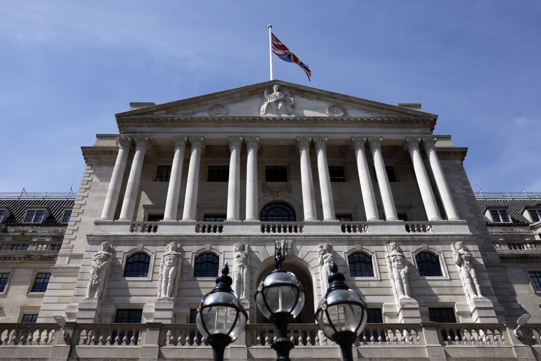 Face à l'inflation, la Banque d'Angleterre envisage des hausses de taux plus fortes