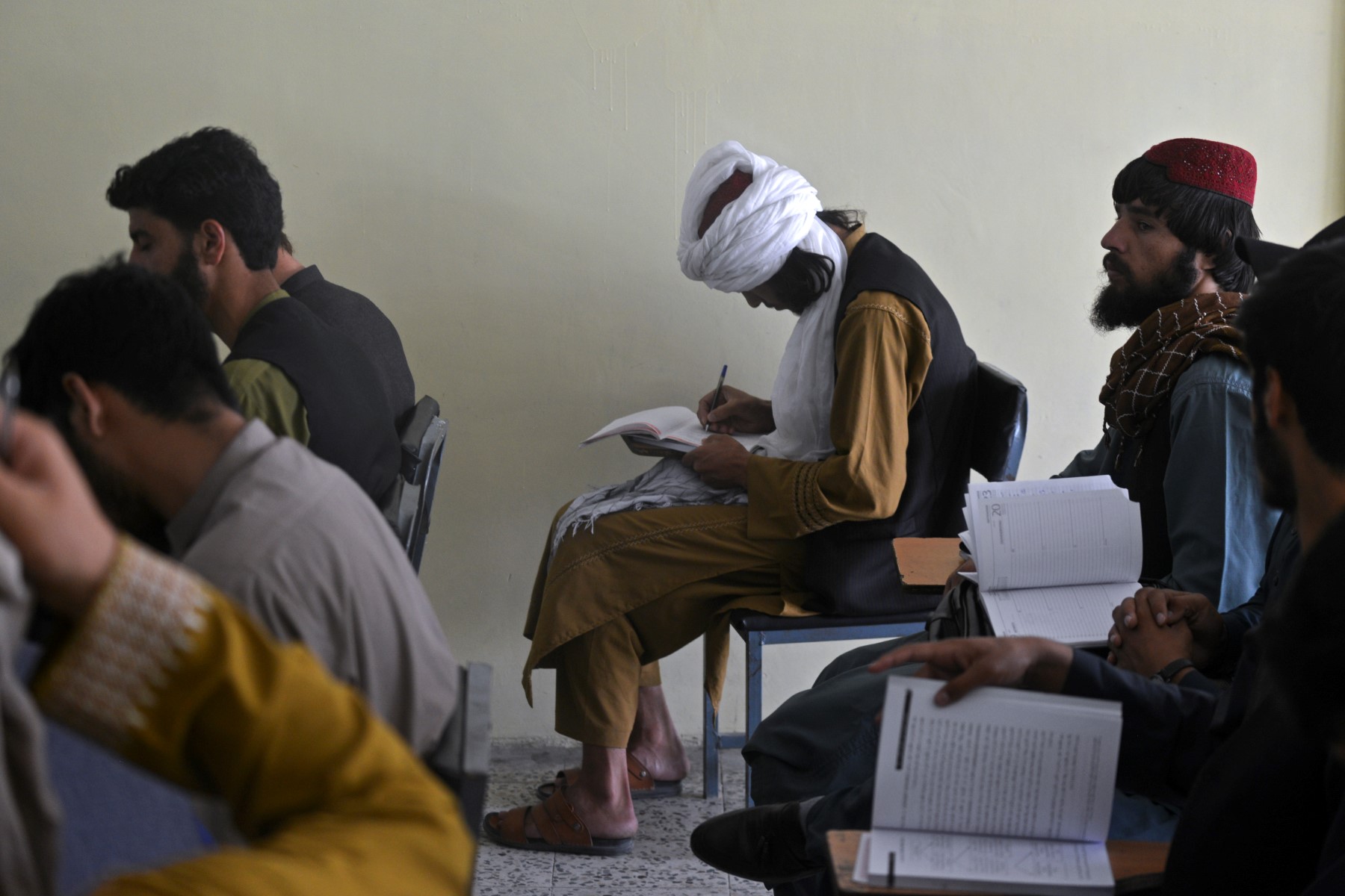 Afghanistan: kalach au vestiaire et cahier ouvert, des talibans reprennent les études