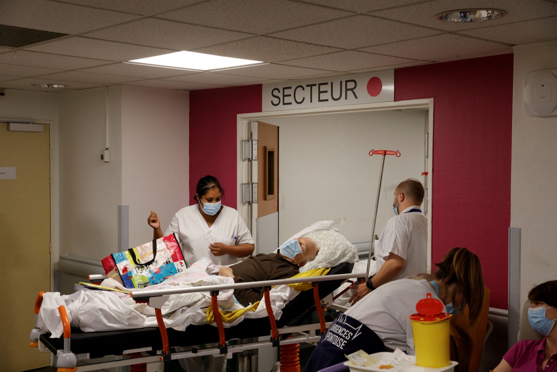 Covid: les hospitalisations continuent à baisser en France