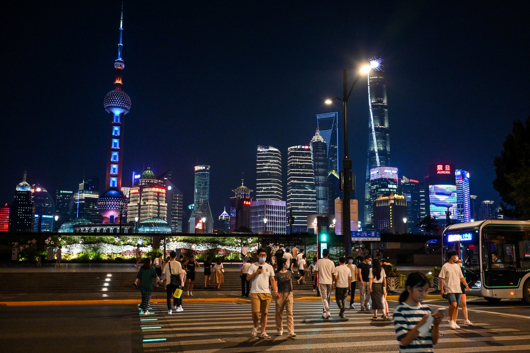 Des gens marchent sur le Bund dans le quartier de Huangpu à Shanghai, le 12 juillet 2022. (Photo, AFP)