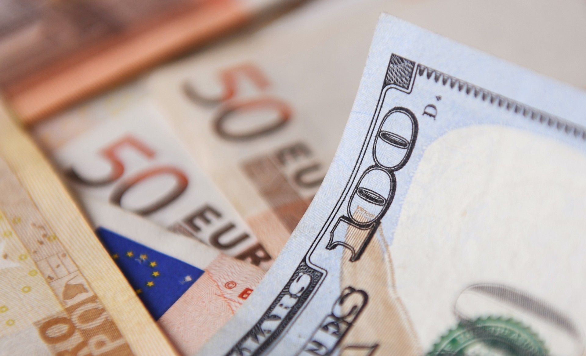L'euro se reprend légèrement, aidé par le gaz naturel et de mauvais indicateurs américains