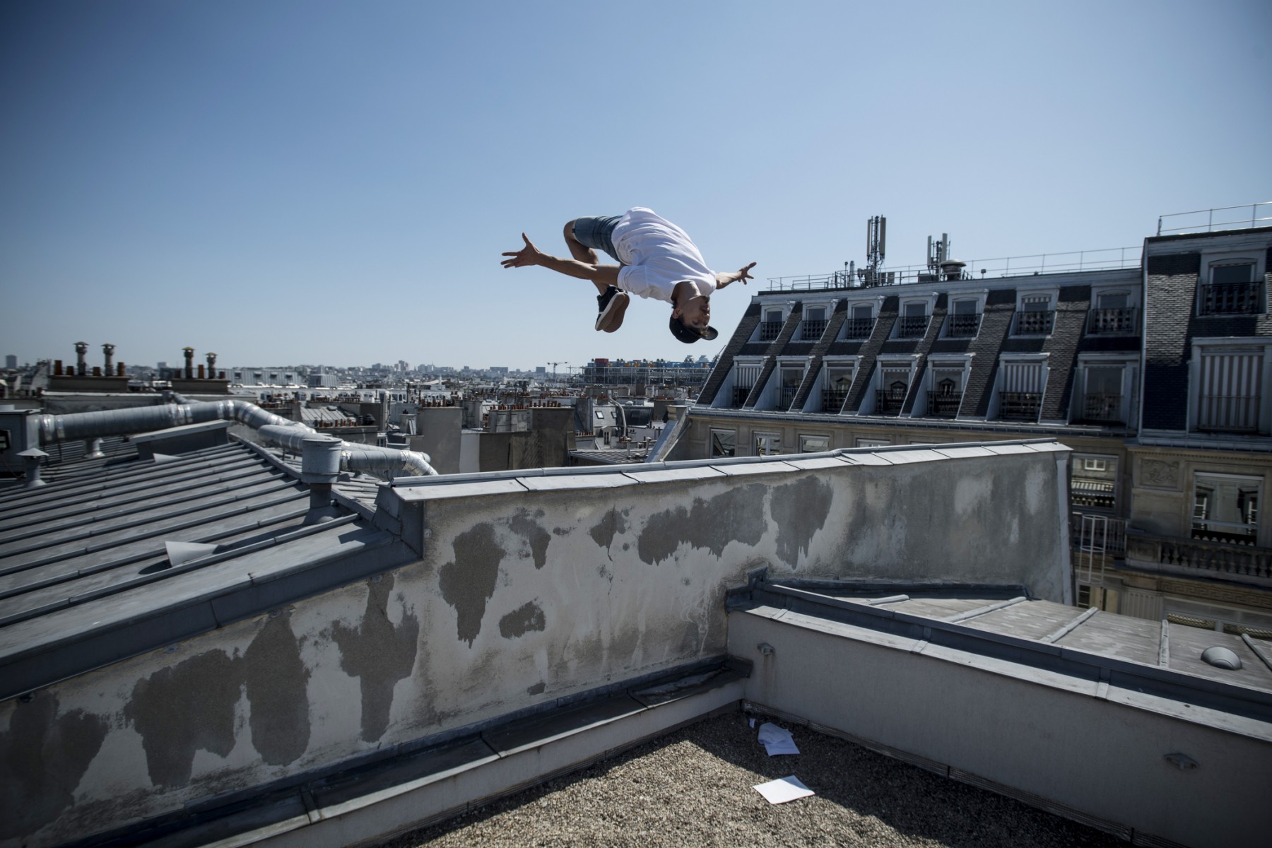 Parkour: Itinéraire vertigineux d'un duo sur les toits de Paris