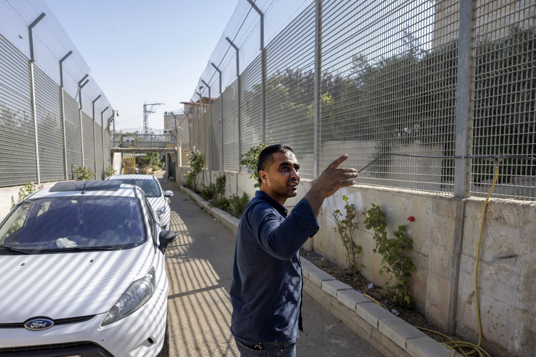 En Cisjordanie, vivre dans une maison encerclée par des colons israéliens