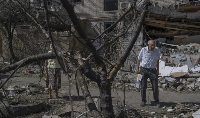 Un homme âgé passe devant un bâtiment détruit à Sloviansk, le 29 juillet 2022, en Ukraine (Photo, AFP).