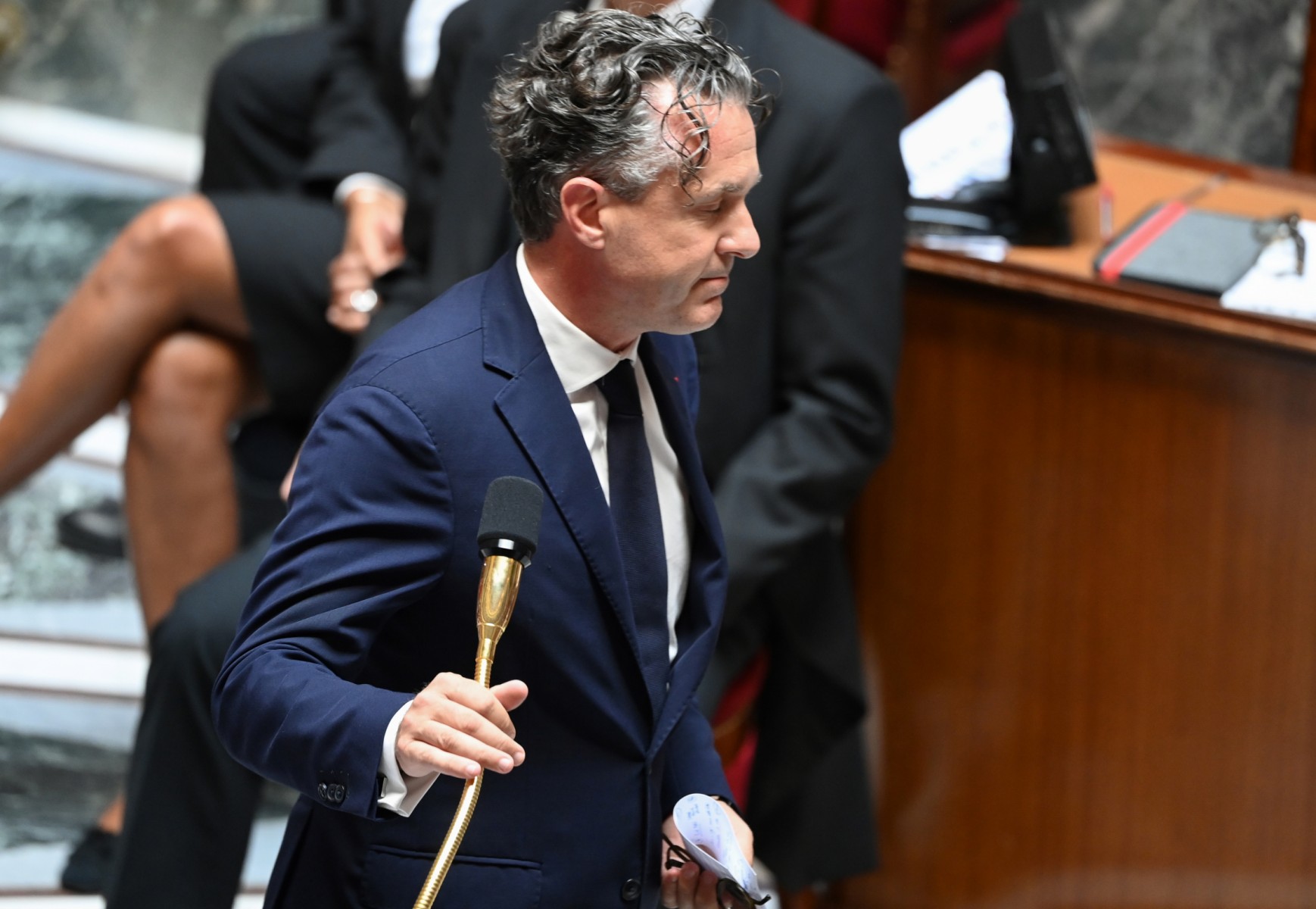 Le ministre français de la Transition écologique et de la Cohésion des territoires, Christophe Bechu, quitte la salle après avoir pris la parole lors de la séance des questions au gouvernement à l'Assemblée nationale, à Paris, le 2 août 2022. (Photo par Alain JOCARD / AFP)