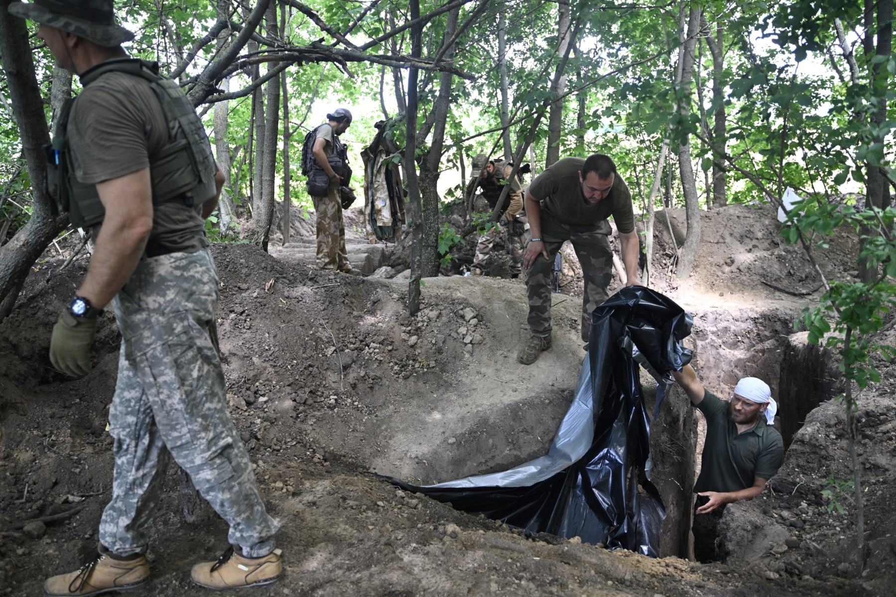 Sur le front ukrainien, des pensées douloureuses pendant l'accalmie