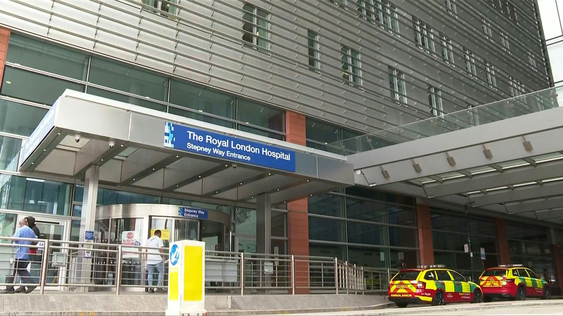 Le combat des parents d'un petit Britannique en mort cérébrale menacé d'arrêt de soins