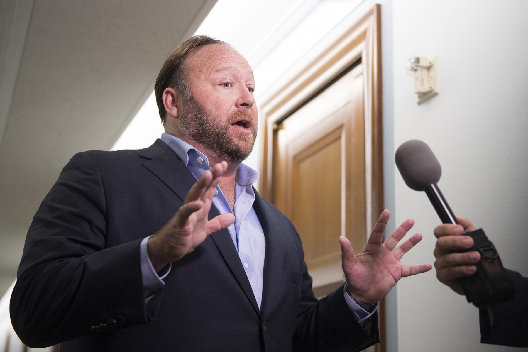 150 millions de dollars réclamés au complotiste américain Alex Jones pour avoir nié une tuerie dans une école