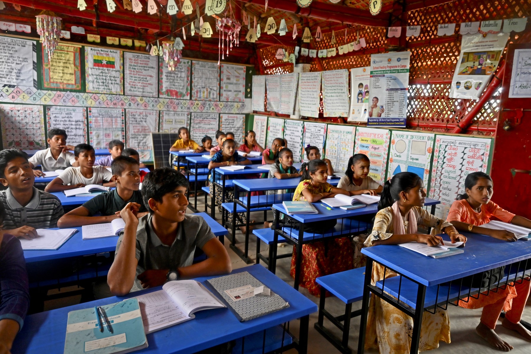 Cinq ans après l'exode au Bangladesh, les écoliers rohingyas doivent chanter l'hymne birman