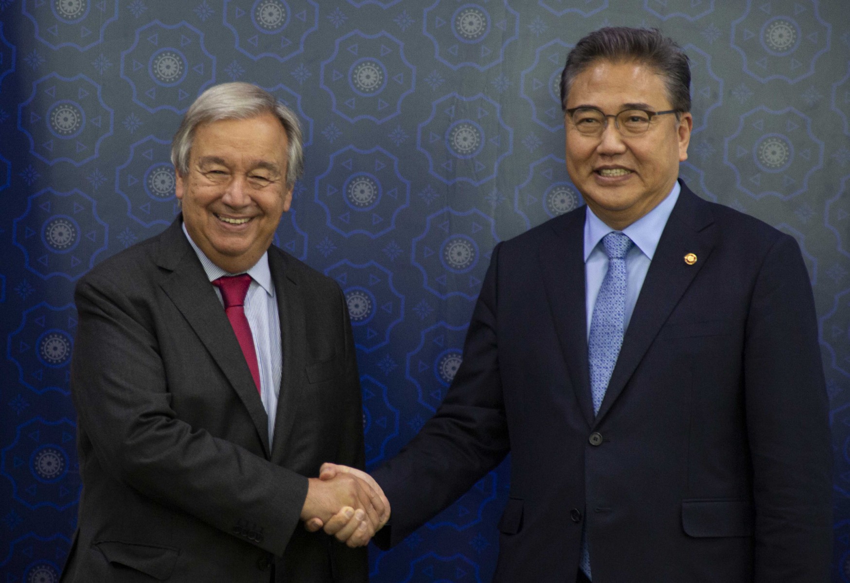 Le secrétaire général de l'ONU Antonio Guterres (à gauche) et le ministre sud-coréen des Affaires étrangères Park Jin se serrent la main avant leur rencontre au ministère des Affaires étrangères à Séoul le 12 août 2022. (AFP).