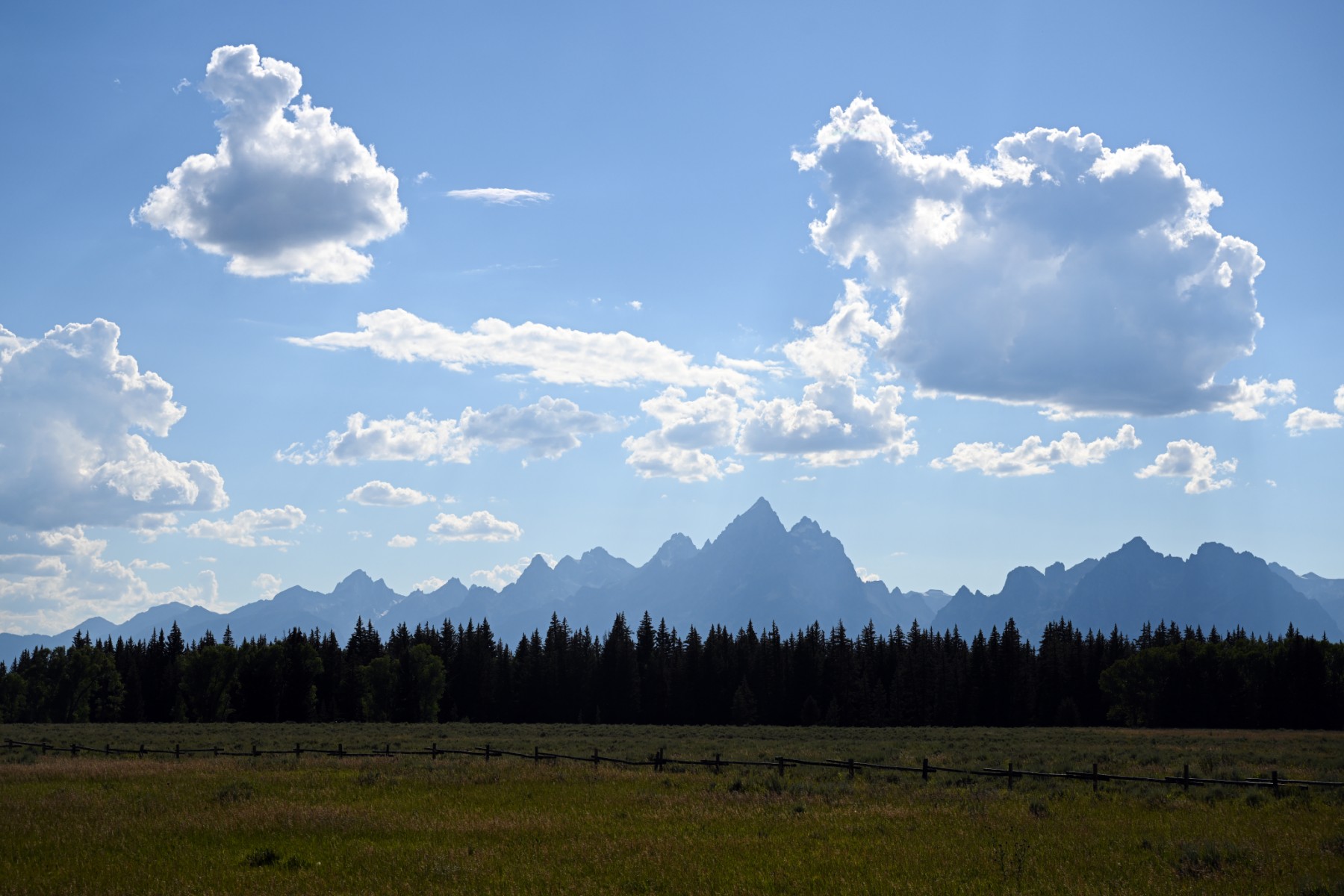 Des nuages s'elevent au-dessus des montagnes de la chaine Teton, vus du parc national du grand Teton a Jackson Hole, dans le Wyoming, le 15 aout 2022. photo de Patrick T. Fallon / AFP)