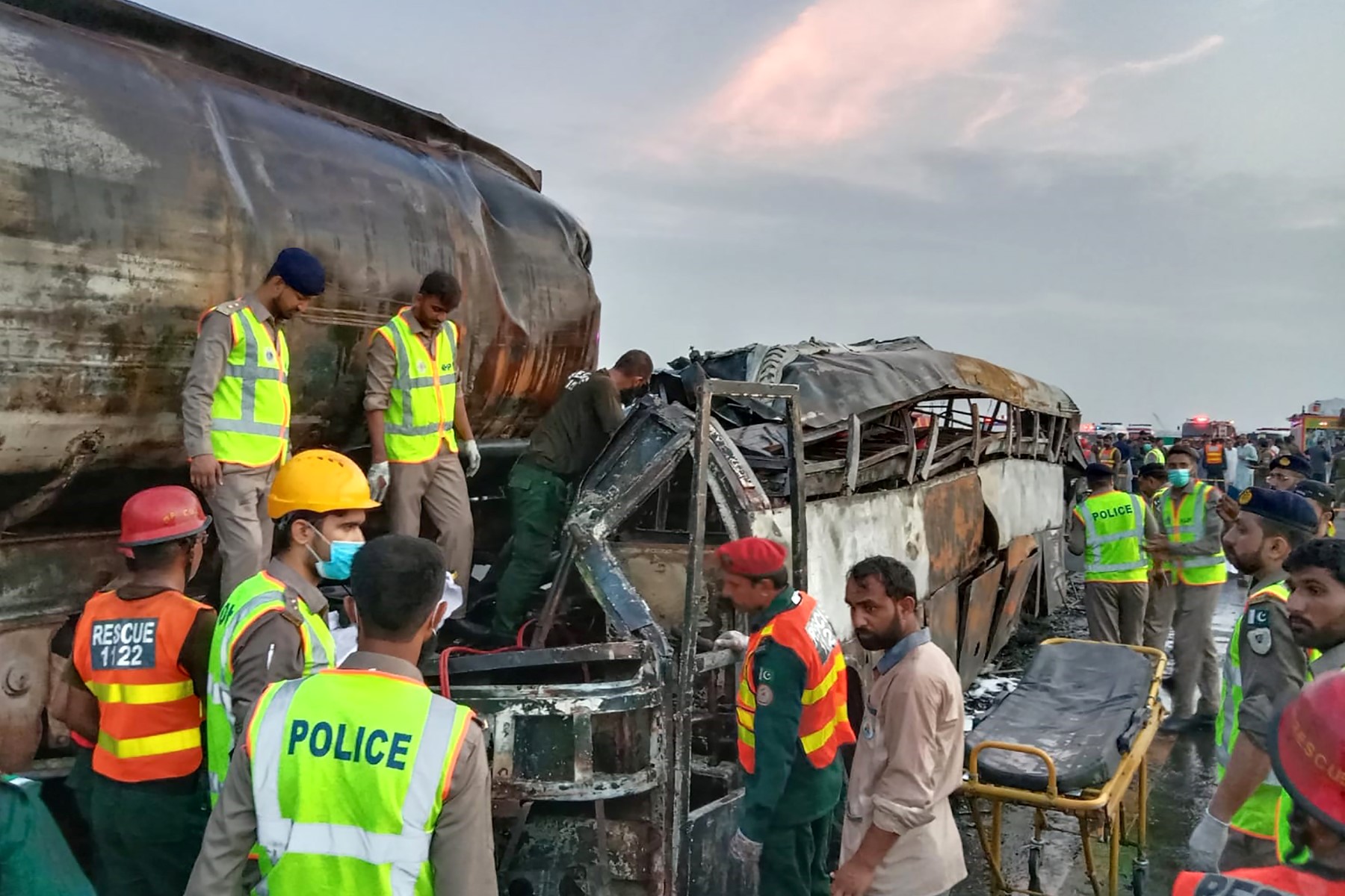 Pakistan: 20 personnes périssent brûlées dans un accident de la route