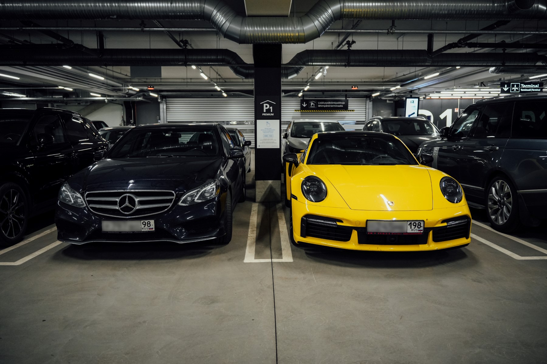 Les voitures de luxe des Russes en transit remplissent le parking de l'aéroport d'Helsinki
