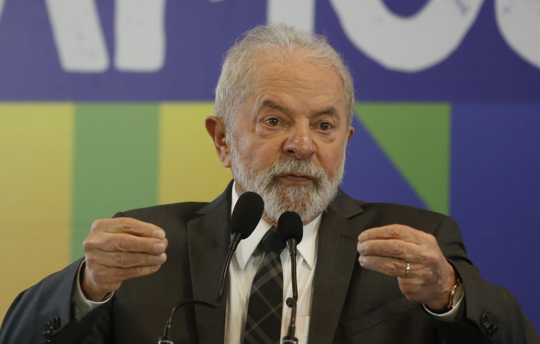 Brésil: Bolsonaro est «une mauvaise copie de Trump», raille Lula