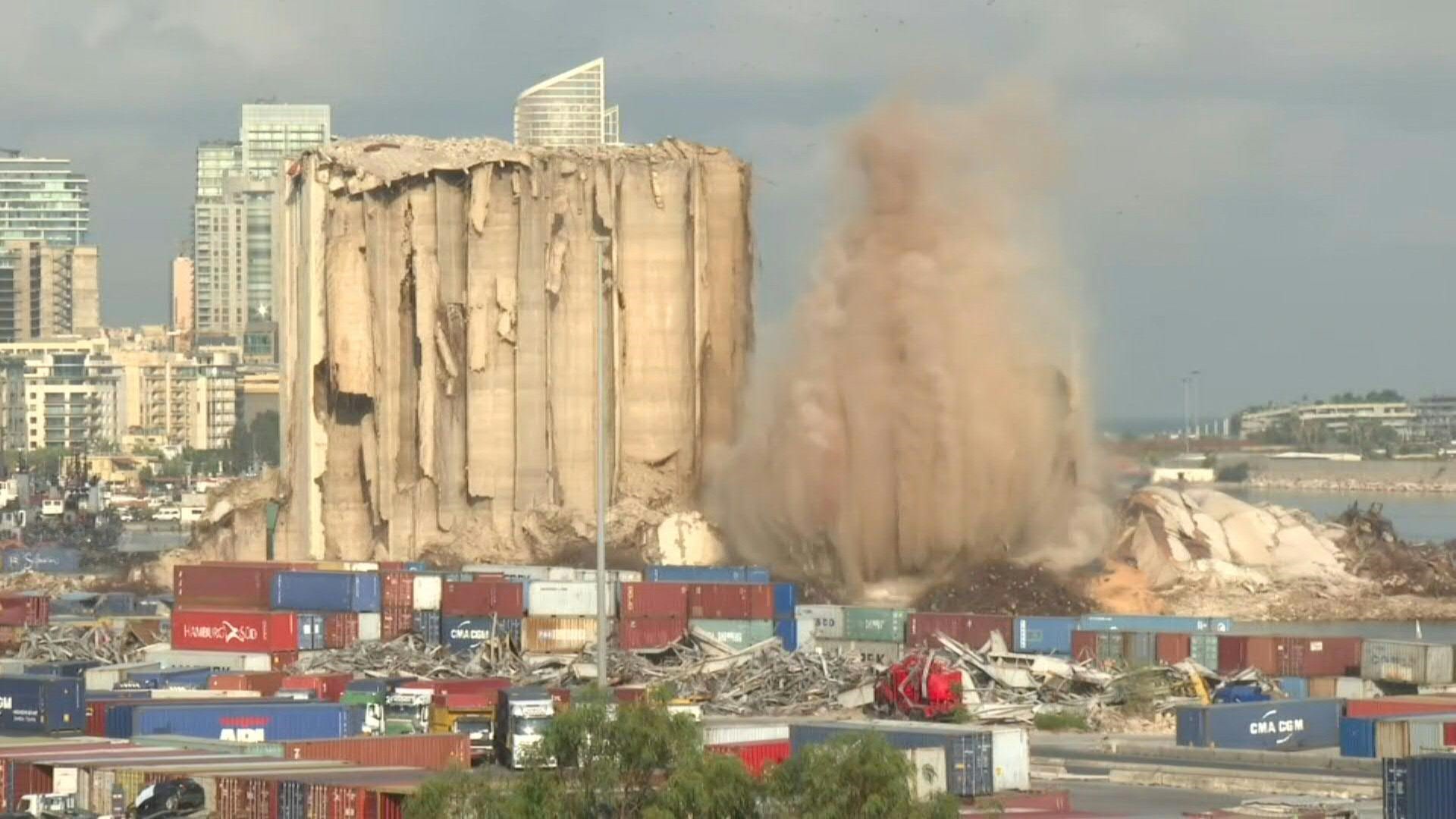Port de Beyrouth: une nouvelle partie des silos s'effondre