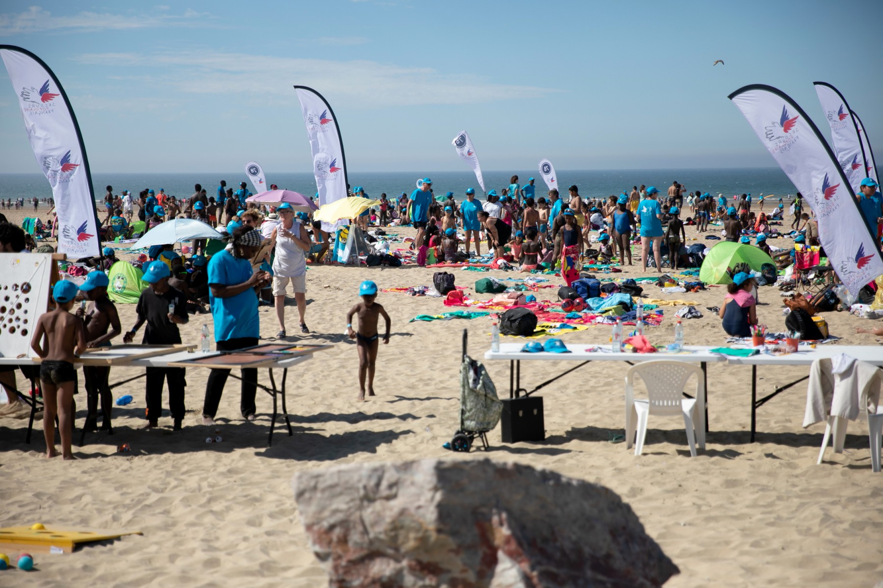 Des milliers de petits «oubliés des vacances» déferlent sur la plage de Deauville