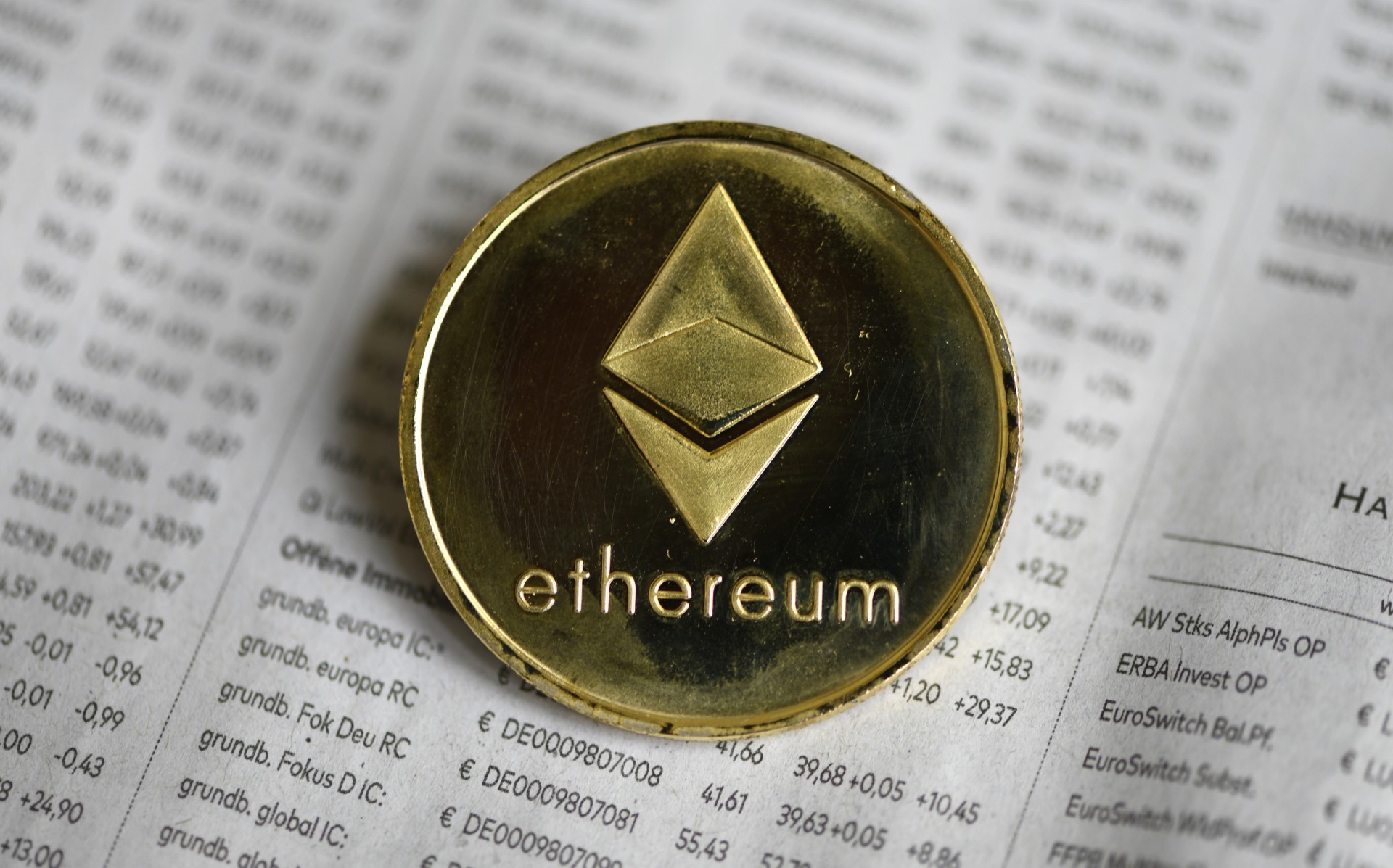 Cette photo d'archive prise le 26 janvier 2020 montre une imitation physique d'une crypto-monnaie Ethereum à Dortmund, dans l'ouest de l'Allemagne. (Photo par Ina Fassbender / AFP)
