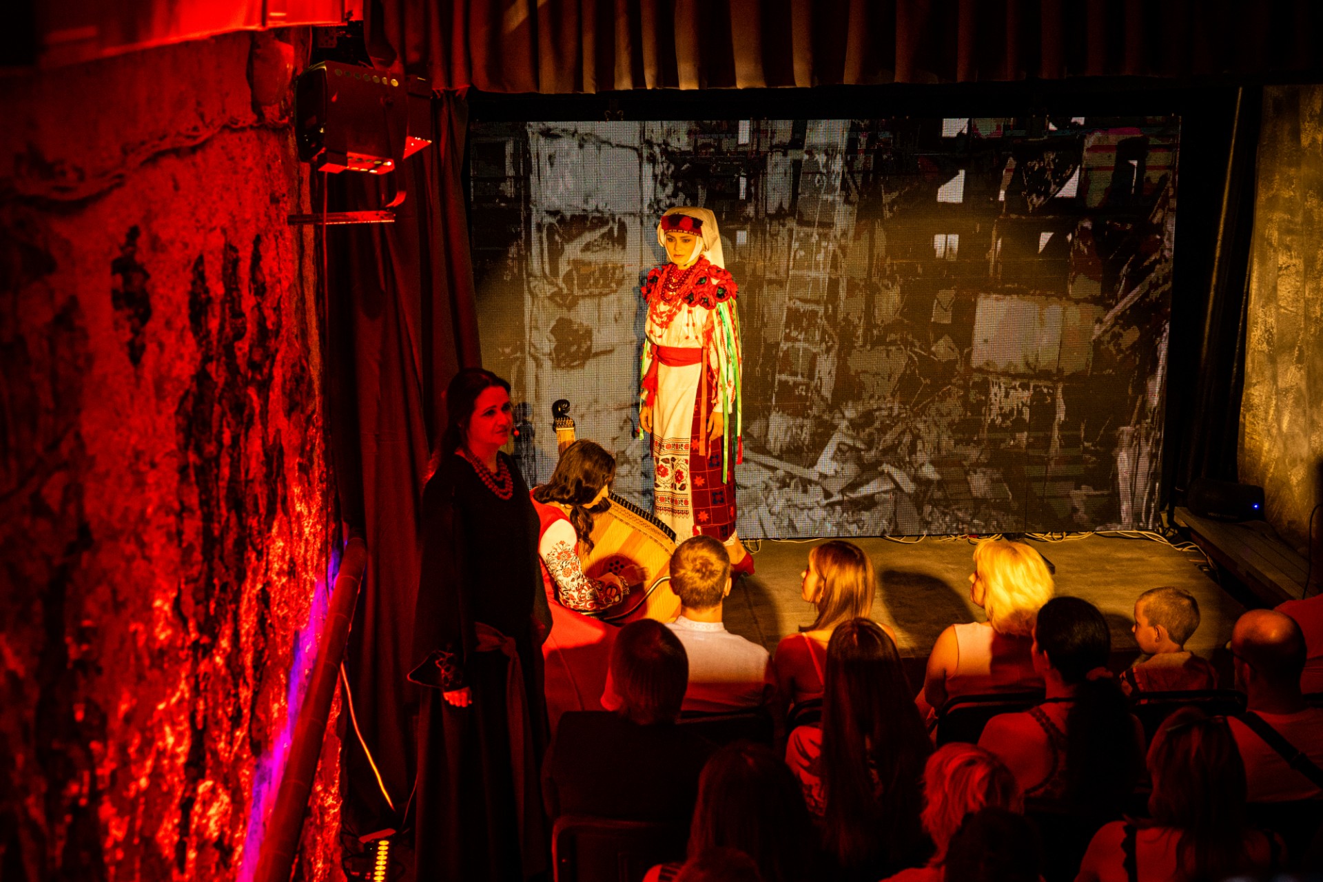 Des actrices se produisent au théâtre dramatique de Mikolayiv pour la première fois depuis le début de la guerre, à Mikolayiv, le 25 août 2022. (Photo : Dimitar DILKOFF / AFP)