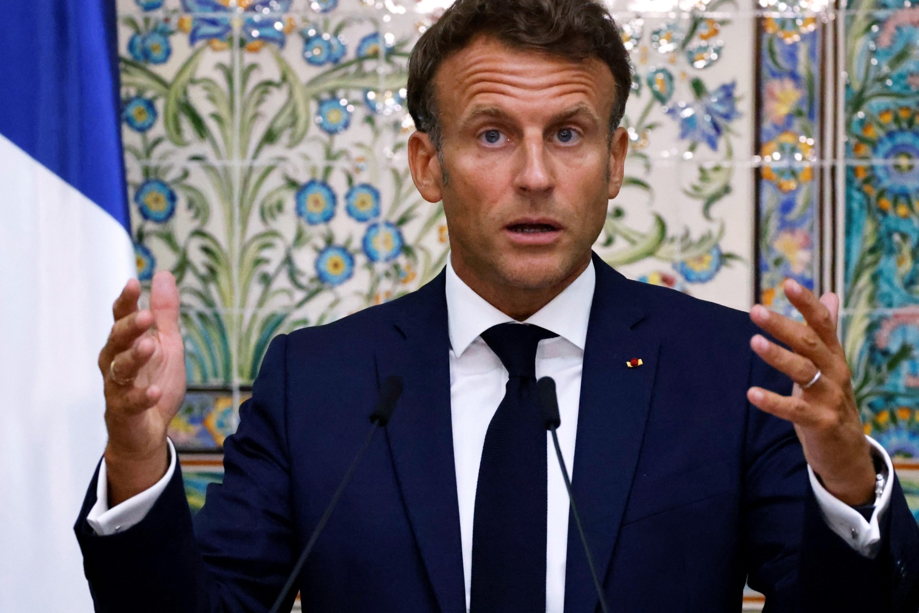 Le président français Emmanuel Macron s'exprime lors d'une conférence de presse conjointe avec son homologue algérien au palais présidentiel à Alger, le 25 août 2022. (Photo de Ludovic MARIN / AFP)